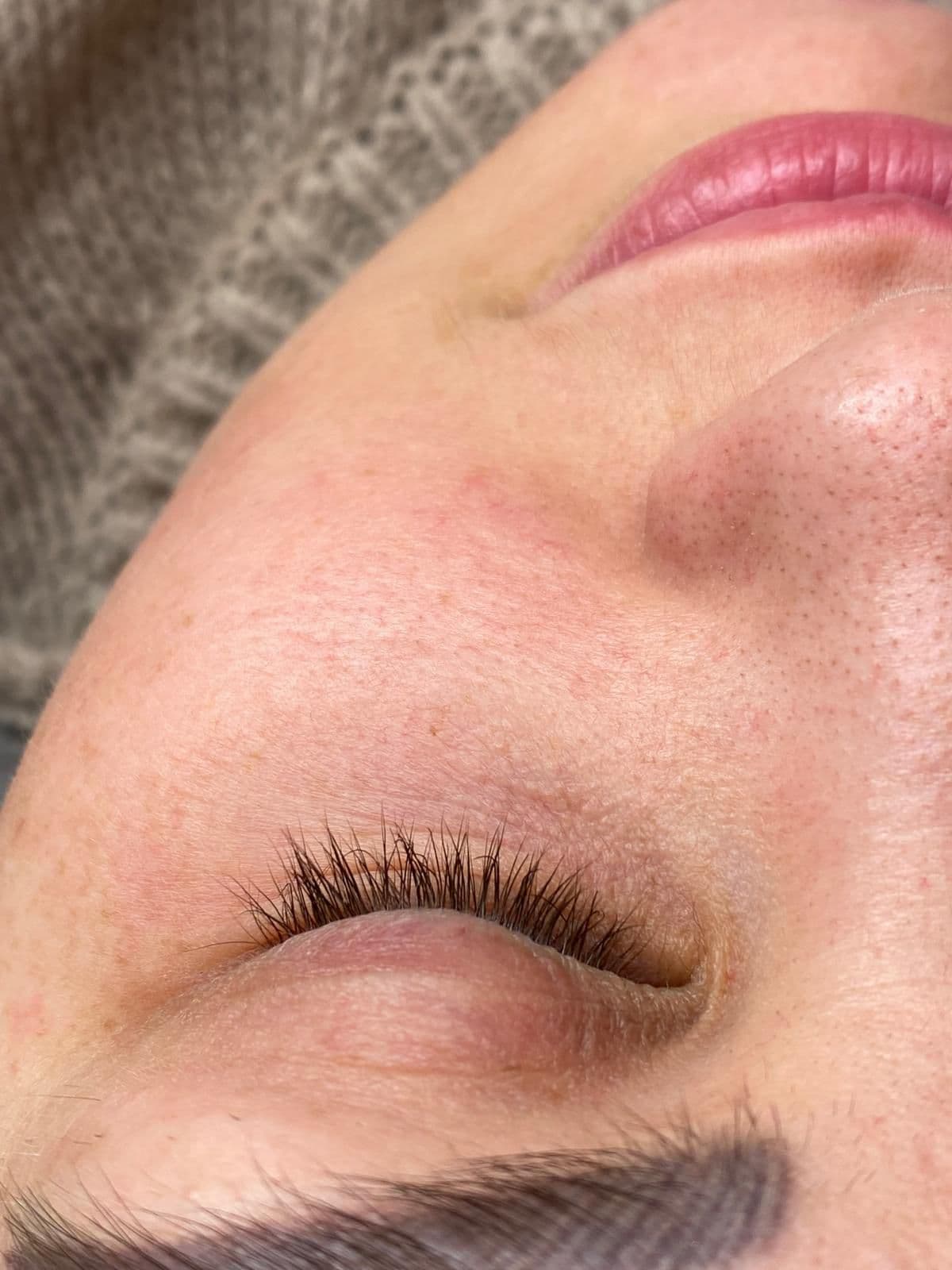 Klassische Wimpernverlängerung bei Velvet Aesthetics