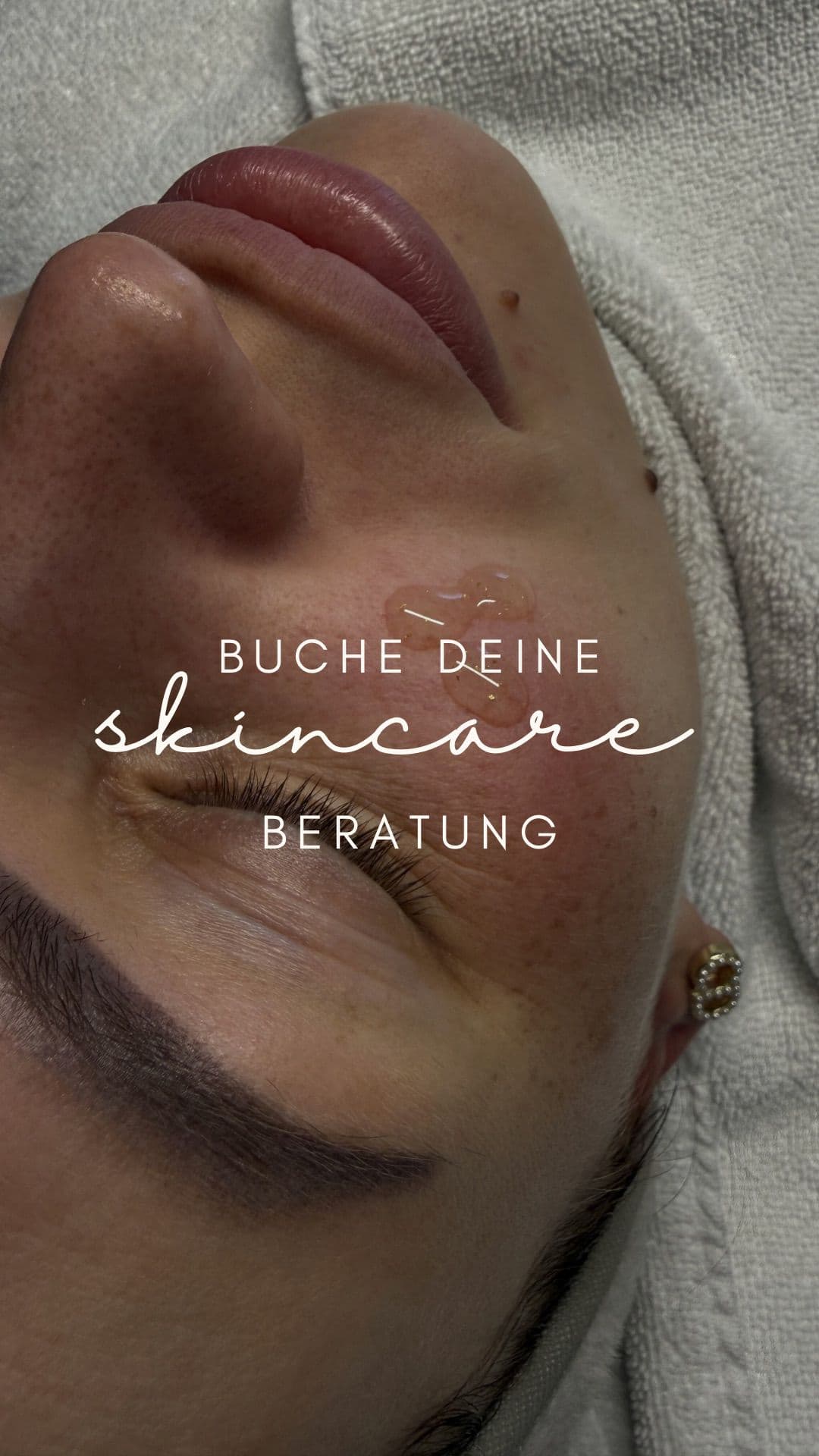 Velvet Aesthetics Empfangsbereich mit stilvoller Einrichtung